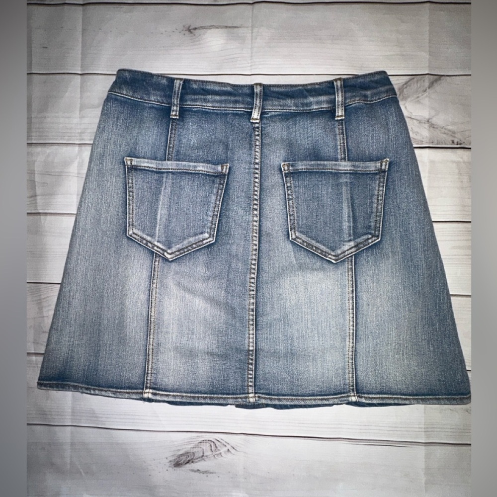 Denim Button-Front Skirt Size 4
Casual Wear Summer Lightweight Button Front - Picture 2 of 7